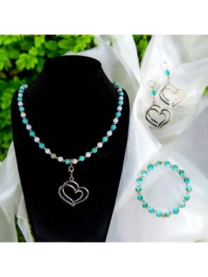 CIELO Y NUBES – Collar, pulsera y pendientes de howlita turquesa hechos a mano.