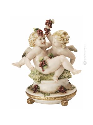 QUERUBÍS CON UVAS Estatuilla de figura de porcelana Capodimonte hecha a mano en Italia