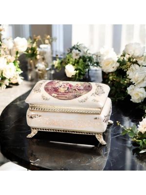 Caja, elegante joyero en fina cerámica, con refinados detalles en oro.