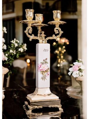 Candelabro de 3 llamas en cerámica fina, decoraciones florales y doradas, hecho a mano.