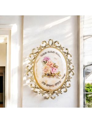 Medallón en cerámica fina con elegantes decoraciones florales y detalles dorados, hecho a mano.