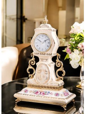 Reloj de mesa en cerámica fina, con decoraciones florales y detalles dorados, hecho a mano.