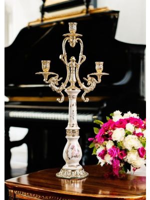 Candelabro de 3 llamas en cerámica fina, con elegantes decoraciones florales y doradas, hecho a mano.
