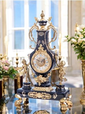 Reloj Imperial en cerámica refinada, con ángeles y detalles dorados, elaborado artesanalmente.