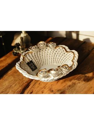 Centro de mesa, canasta de cerámica, con rosas y adornos dorados, hecho a mano.