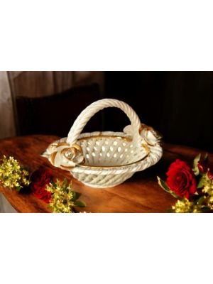 Prestigioso centro de mesa de cerámica, con rosas y detalles dorados, hecho a mano.