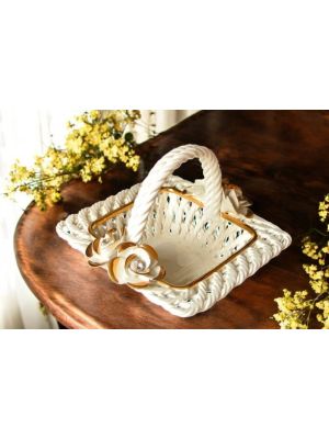 Centro de mesa artístico de cerámica, con rosas y detalles dorados, hecho a mano.