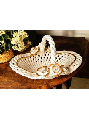 Centro de mesa de cerámica artesanal, con rosas y detalles dorados, hecho a mano.