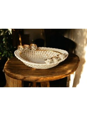 Centro de mesa, canasta de cerámica, con rosas y facetas doradas, hecho a mano.