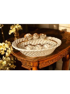 Centro de mesa de cerámica elaborado artesanalmente con rosas y detalles dorados.