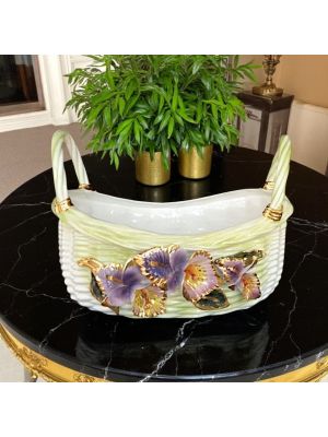 Centro de mesa, canasta de cerámica adornada con flores y refinados detalles dorados, hecha a mano.