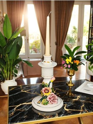 Candelabro artístico de cerámica, decorado con flores y detalles dorados, hecho a mano.