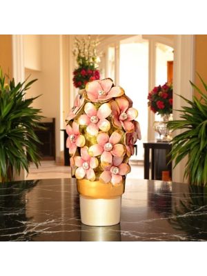 Planta de cerámica artesanal decorada con flores, cristales de Swarovski y detalles dorados, hecha a mano.