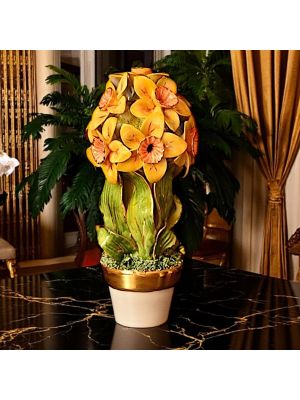 Planta artística de cerámica decorada con narcisos y detalles dorados, realizada totalmente a mano.