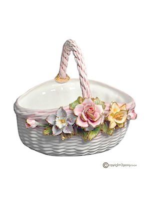 Centro de mesa, canasta en cerámica fina, decorada con flores y detalles dorados, hecha a mano.