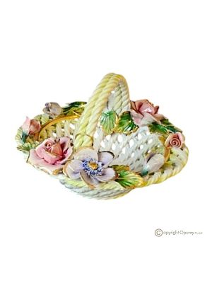 Centro de mesa, refinada canasta de cerámica, enriquecida con flores y detalles dorados, hecha a mano.