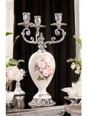 Candelabro de 3 llamas en cerámica de alta calidad, con detalles florales y plateados, hecho a mano.