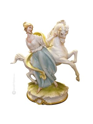 Figura estatuilla de porcelana EL GUERRERO Capodimonte hecha a mano en Italia