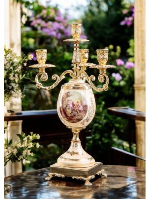 Candelabro de 4 llamas en cerámica fina, con damas y caballero, decoraciones doradas, hecho a mano.