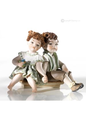 Estatuilla AMIGOS Capodimonte, belleza única en porcelana fina.