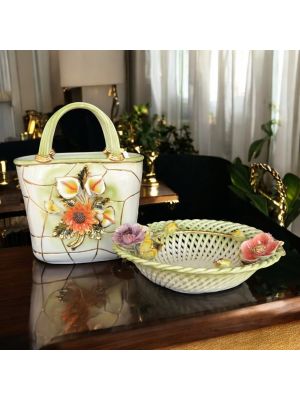 Centro de mesa, canasta con bolsa de cerámica, decorada con flores y acabados en oro, hecha a mano.
