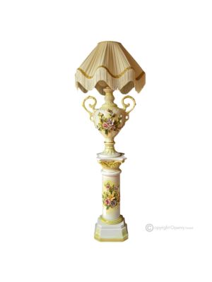 Lámpara de mesa con columna de cerámica de estilo barroco, decorada con flores y detalles dorados.