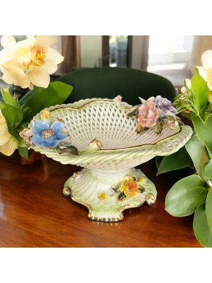 Soporte, centro de mesa artístico de cerámica, decorado con margaritas y detalles dorados, hecho a mano.