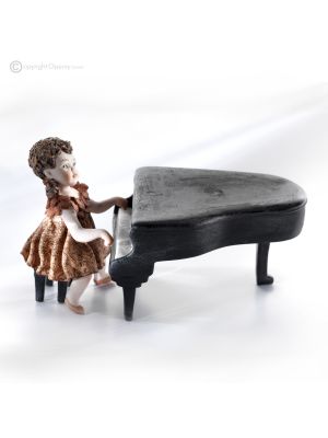 Figura de porcelana ELISA Capodimonte, elegancia de un músico con piano.