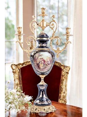 Candelabro de 4 llamas con dama y caballero en cerámica superior, con decoraciones doradas, hecho a mano.