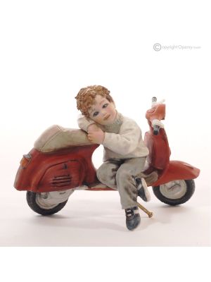 NININ - Porcelana Capodimonte, figura sobre una vespa, elegancia italiana.