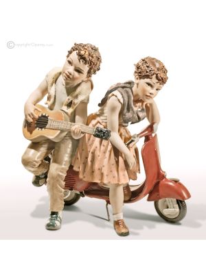EN EL CAMINO - Estatuilla de Capodimonte en scooter, pura belleza artesanal.