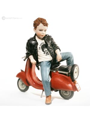 RINGO - Detalles minuciosos, muñeco Capodimonte en una Vespa de colores.