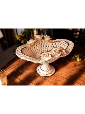 Expositor de cerámica de gran prestigio, decorado con rosas, cristales y acabados dorados.