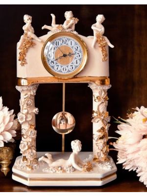 Reloj de pie con columnas y cupidos, cerámica de alta calidad, hecho a mano.
