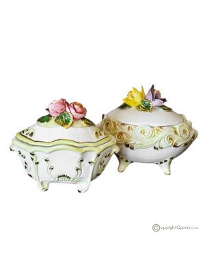 Juego de 2 cajas decorativas en cerámica refinada, adornadas con flores y detalles dorados.