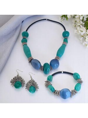 Refinado conjunto con auténticas perlas de cristal de Murano: collar, pulsera y pendientes.