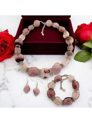 Collar, pulsera y pendientes a juego en un conjunto único con auténticas perlas de Murano.