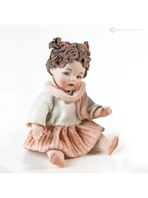 SUE - Refinamiento y artesanía en esta muñeca Capodimonte.