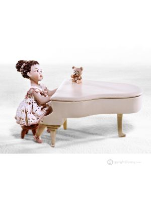 TAMARA - Muñeca de porcelana pintada a mano, músico con piano, elegancia italiana.