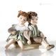 Estatuilla AMIGOS Capodimonte, belleza única en porcelana fina.