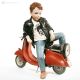 RINGO - Detalles minuciosos, muñeco Capodimonte en una Vespa de colores.