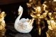 Cisne de cerámica de estilo barroco, decoración de mesa adornada con rosas, cristales y detalles dorados.